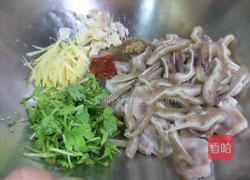 凉拌酸熘猪耳朵的做法图解3