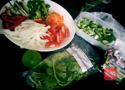 鲜虾冬粉沙拉的做法图解1