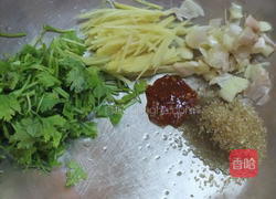 凉拌酸熘猪耳朵的做法图解2