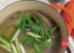 冬笋茶树菇排骨汤的做法图解4