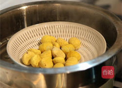 栗子马铃薯烧鸡的做法图解2