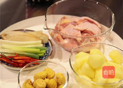 栗子马铃薯烧鸡的做法图解1