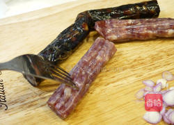 起司焗腊肠煲仔饭的做法图解2