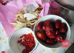 药膳炖全鸡的做法图解1