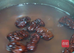 冰糖莲藕红枣汤的做法图解2