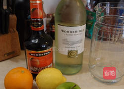 草莓白调酒的做法图解1