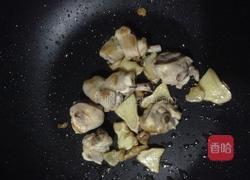 食候养生麻油鸡汤的做法图解3
