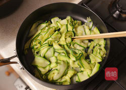 烤鲑鱼伴炒胡瓜片的做法图解3