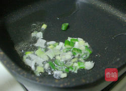 甜玉米炒热狗丁的做法图解2