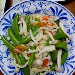 美白菇炒甜豆的做法[图]