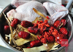 药膳炖全鸡的做法图解5