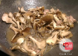 红葱肉燥菇菇炒饭的做法图解2