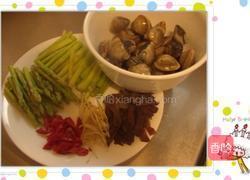 蛤蜊炒芦笋的做法图解1