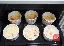 草莓炼乳玛芬的做法图解3