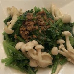 雪白菇拌菠菜的做法[图]