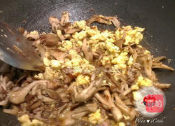 红葱肉燥菇菇炒饭的做法图解4
