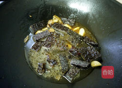 桂圆麻油煨鸭血糕的做法图解3