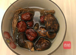 双菇人参鲜鸡汤的做法图解2