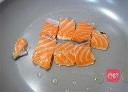 鲑鱼海苔蛋卷的做法图解2