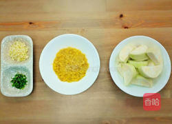 蒜蓉蟹肉蒸丝瓜的做法图解1