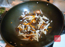 酸辣墨鱼饺汤的做法图解2