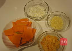 咸蛋南瓜的做法图解1