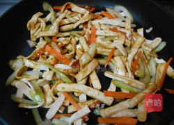 豆干炒西洋芹的做法图解6