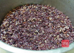 桂圆莲子杂粮粥的做法图解2