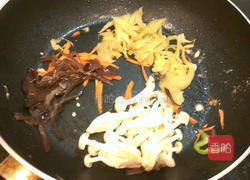 菇菇炒榨菜的做法图解2