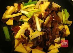 凤梨炒木须酸菜的做法图解2