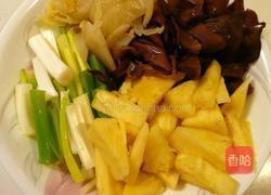 凤梨炒木须酸菜的做法图解1