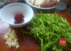 水莲炒针菇猪肉丝的做法图解1