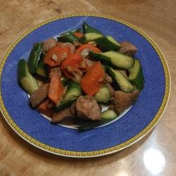 猪肉丁烩鲜蔬的做法[图]