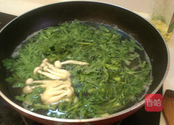 雪菇拌山茼蒿的做法图解2