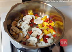 蘑菇里脊青酱炖饭的做法图解2