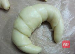 鲜奶乳酪牛角面包的做法图解3