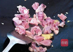 姜葱蘑菇炒鸡的做法图解2