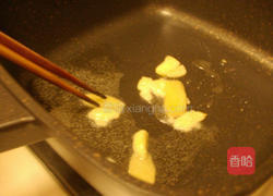 韩式泡菜炒干贝的做法图解2