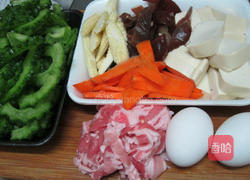 沖绳苦瓜炒什锦的做法图解1