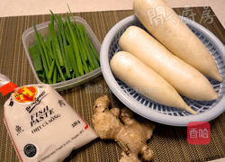 萝卜冬菇鱼松汤的做法图解1