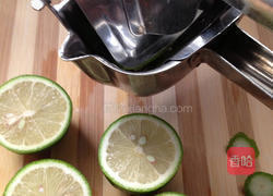 鲜榨翡翠柠檬茶的做法图解2