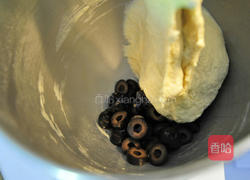 黑橄榄鸡蛋面包的做法图解2