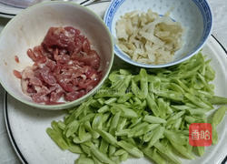 榨菜肉丝四季豆的做法图解1