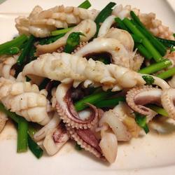 韭菜花炒墨鱼的做法[图]