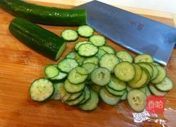酸甜腌黄瓜的做法图解1