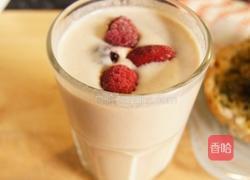 香蕉花生酱奶昔的做法图解4