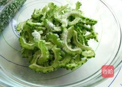 山苦瓜炒牛肉的做法图解2
