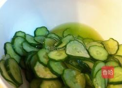 酸甜腌黄瓜的做法图解2