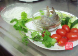 生菜果醋凉拌虾的做法图解1