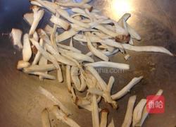 干煸四季豆杏鲍菇的做法图解2